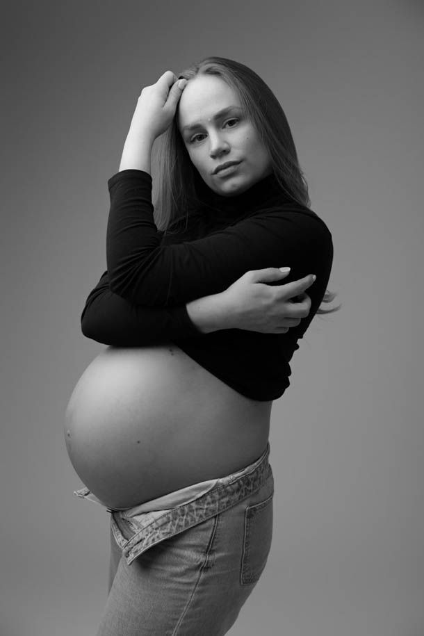 Dame med gravidmage, jeans og sort top - Casual gravidbilde