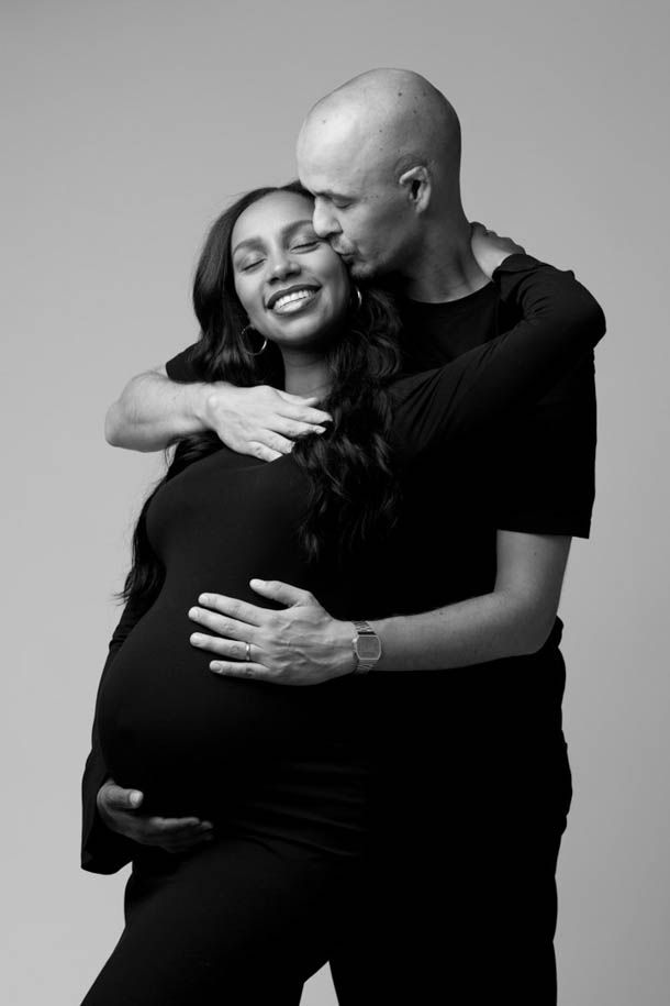 Mann kysser dame p&aring; kinnet og klemmer gravidmagen 