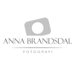 Fotograf Anna Brandsdal Logo med gr&aring; farger