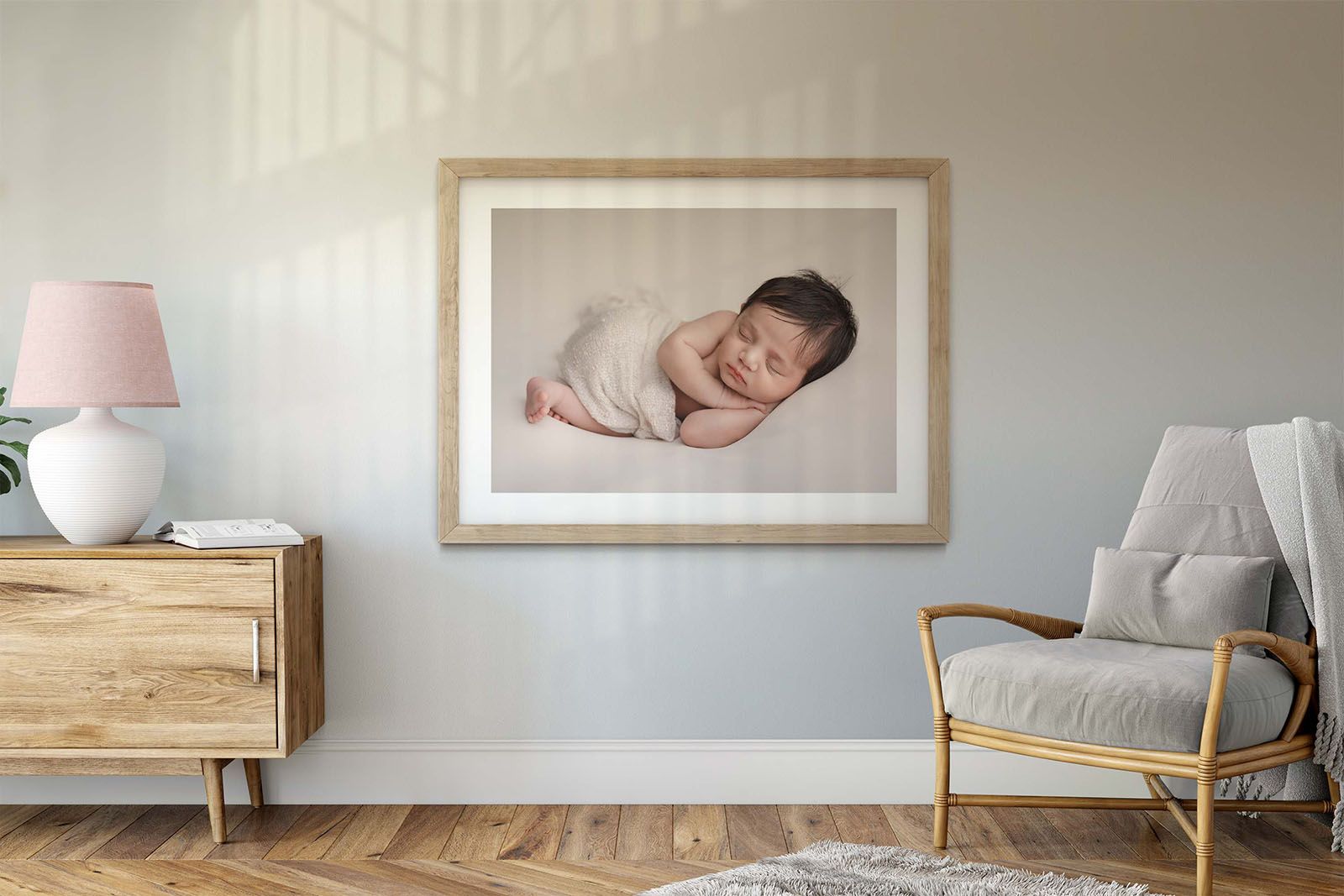 Fotograf - Nyf&oslash;dtbilde i ramme p&aring; veggen