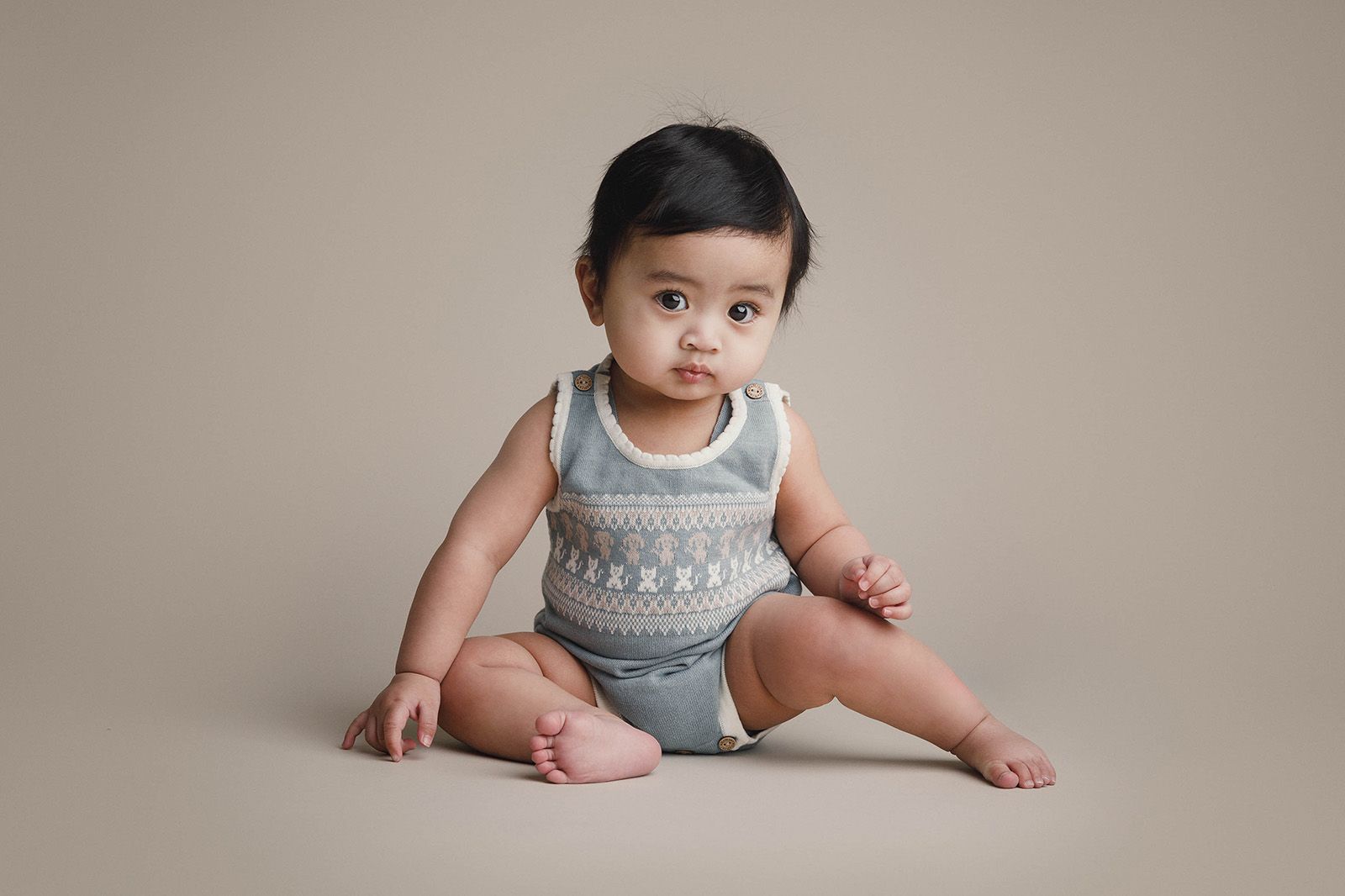 Fotograf - Baby sitter p&aring; gulvet