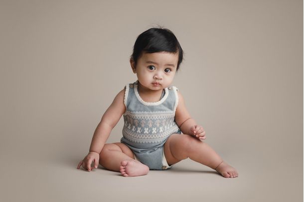 Fotograf - Baby sitter p&aring; gulvet