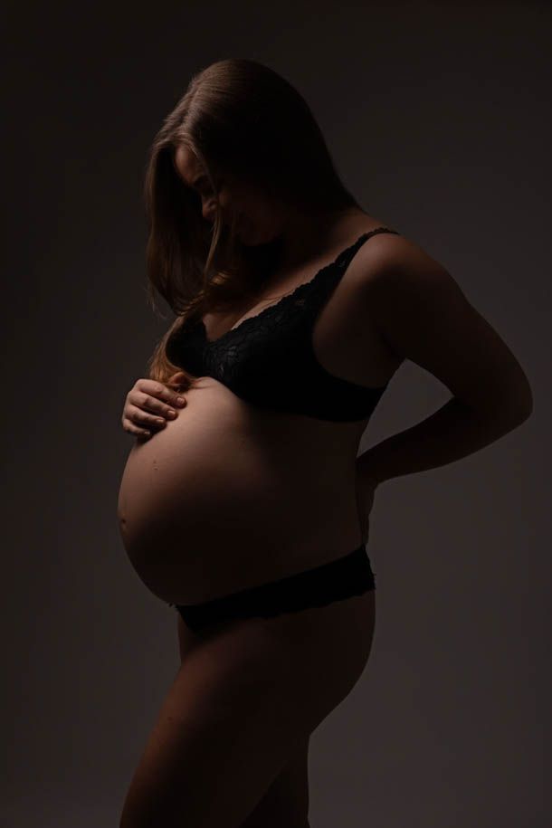 Silhuett av gravid dame